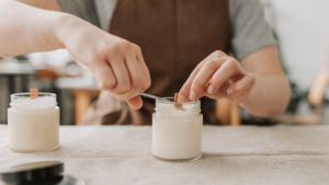 Débuter la fabrication de bougie : le guide essentiel pour réussir ses premières bougies